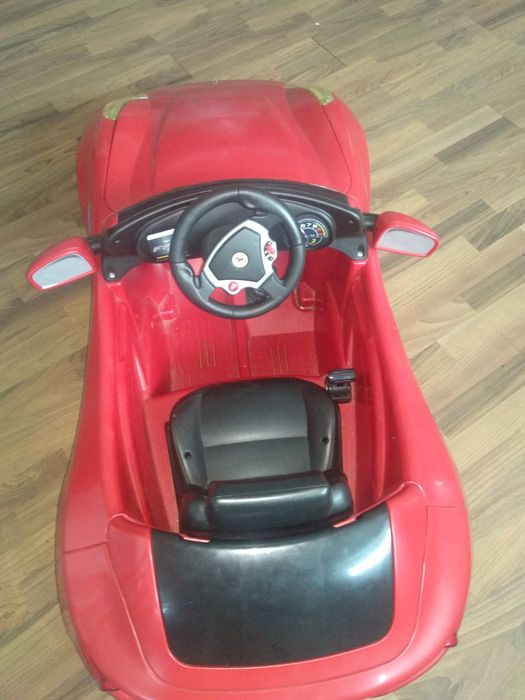Carrinho Ferrari de criança eléctrico