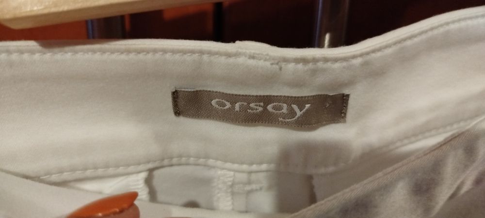 Białe spodenki Orsay Długość 56 cm Szerokość w pasie 42 cm Rozmiar M