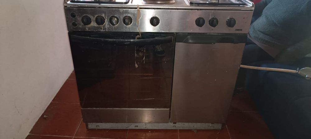 Fogão Misto Zanussi em Inox (4 Bicos a Gás + 2 Placas Elétricas) com Forno