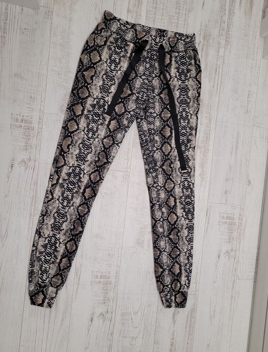Spodnie S motyw węża miły materiał