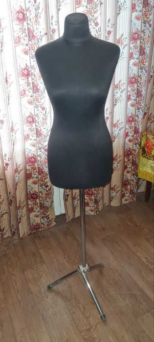 Жіночий манекен на ніжці