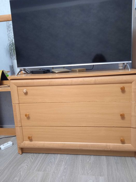 Продаються меблі:шафа, комод, трюмо.