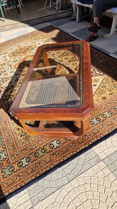 Mesa de centro em madeira maciça cerejeira com vidro no tampo com detalhes