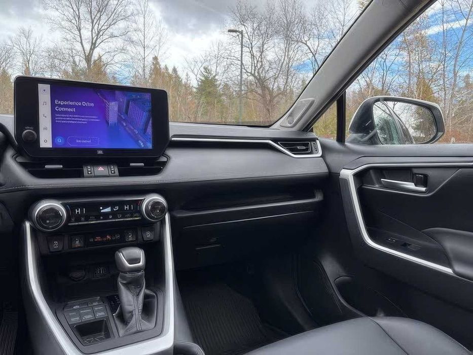 Toyota RAV4 XLE Premium      2023