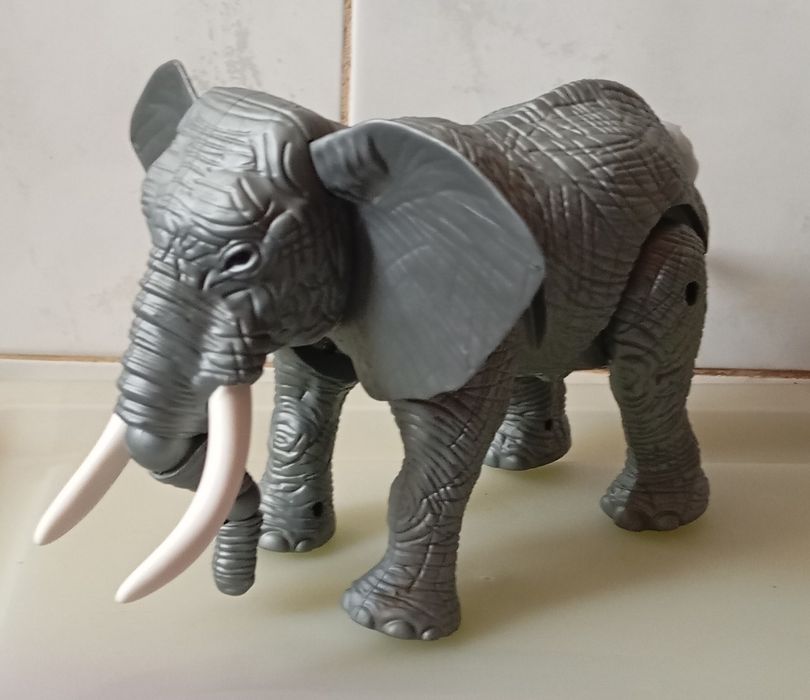 Animais com som e movimento. 7,50€ os dois.