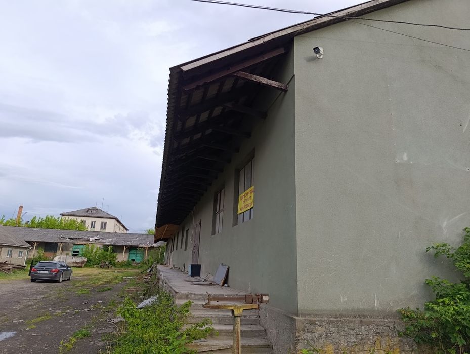 Продаються комерційні склади з приватизованою землею, можна під будівництво , хороша локація.