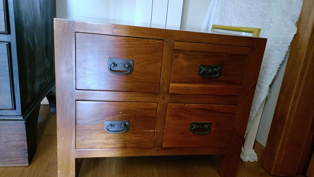 Pequena cómoda estilo colonial