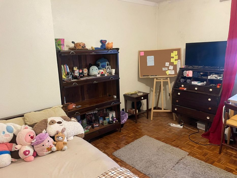 Alugo em Caldas da Rainha quarto com banho privativo perto ESAD para estudantes/professores a partir de maio