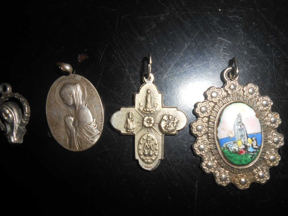 Peças diversas para artesanato . Pingentes para fios, medalhas.