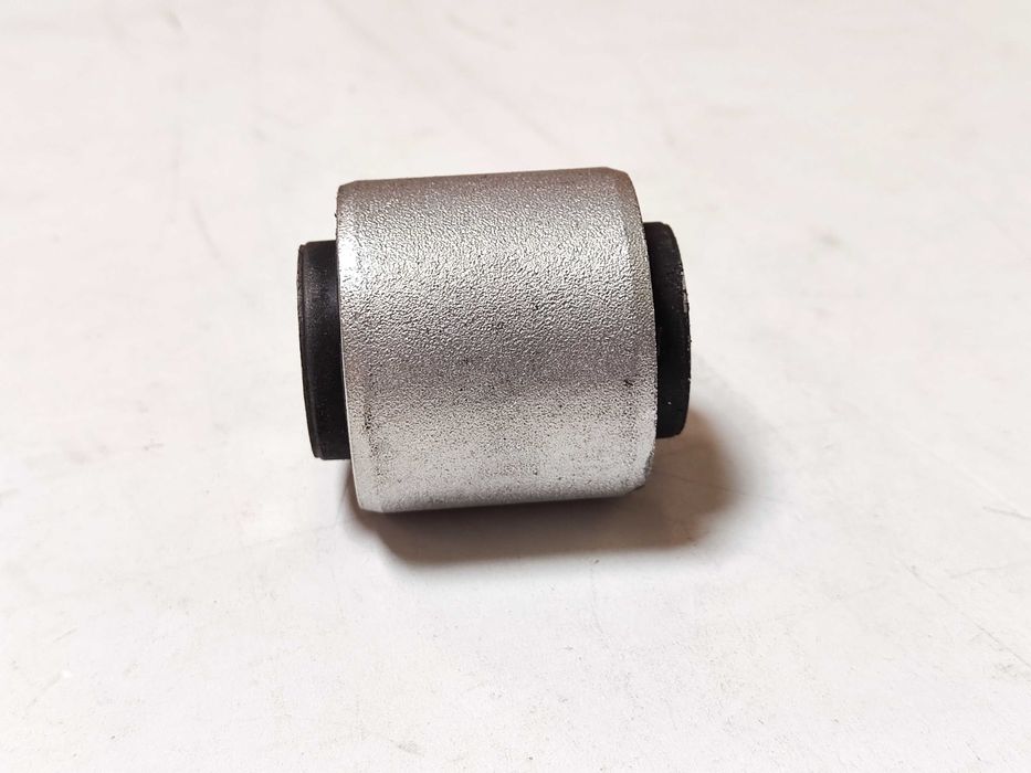 Сайлентблок задней цапфы кулака Jeep Cherokee KL Chrysler 200