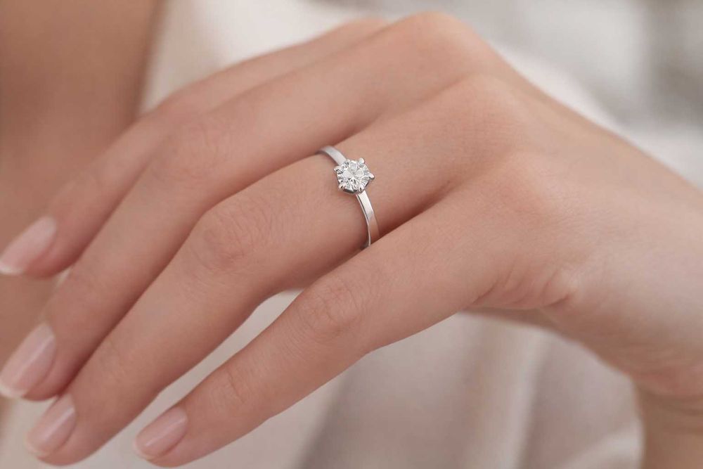 Кольцо из белого золота с бриллиантом