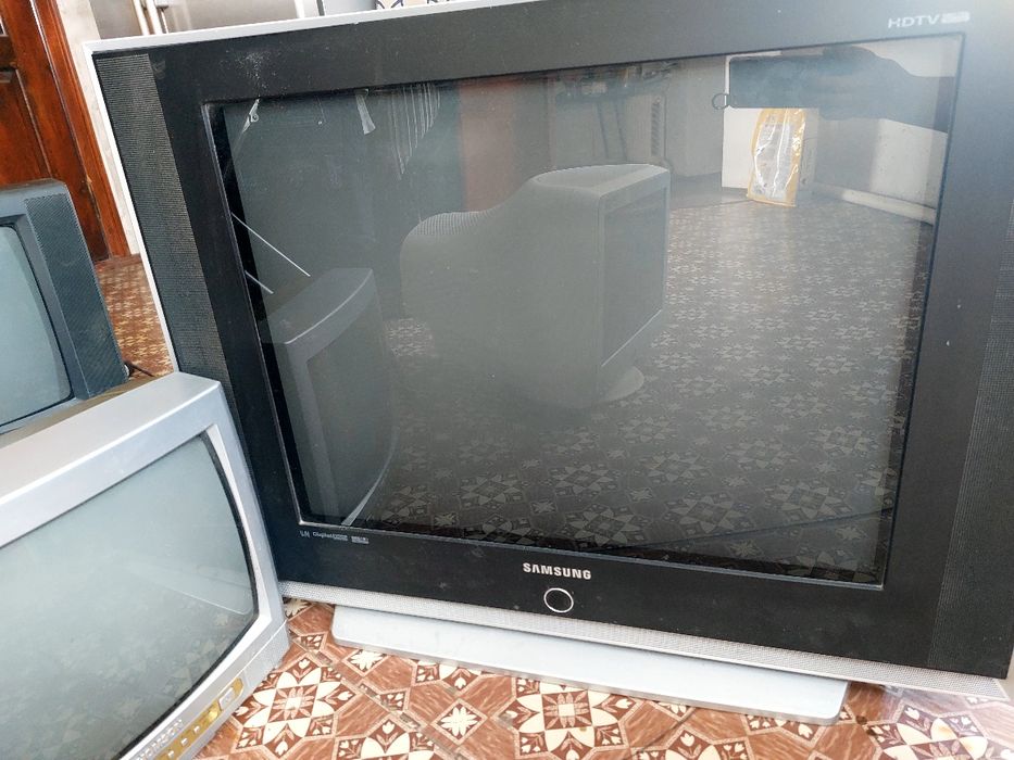 Продам за 1000 три телевізори та монітор в робочому стані