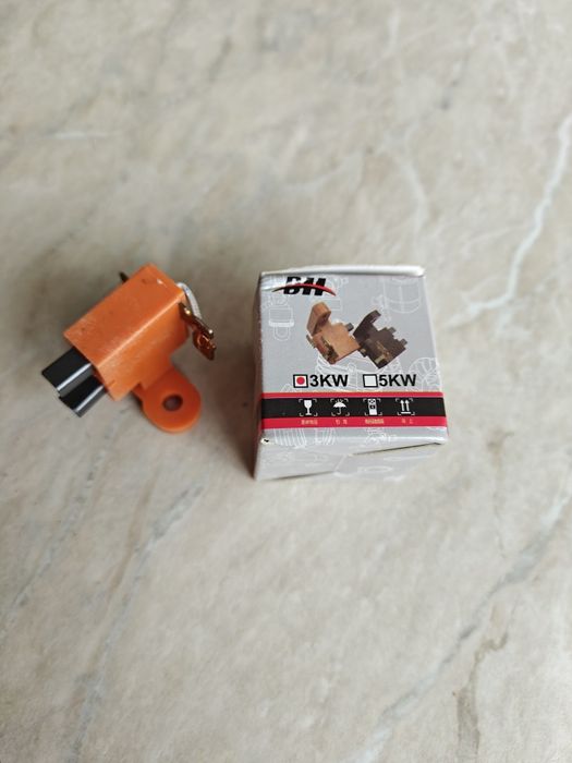 Щітки в корпусі для генератора