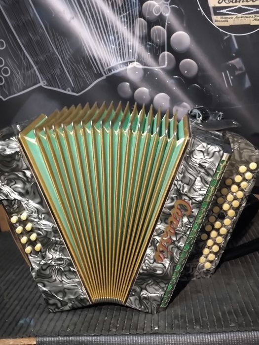 Concertina linda em fã lá ré toda restaurada e afinada
