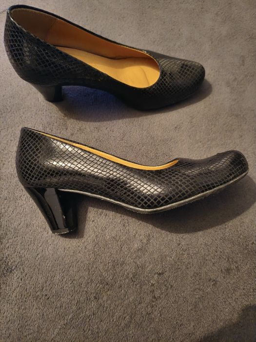 Czarne buty na obcasie