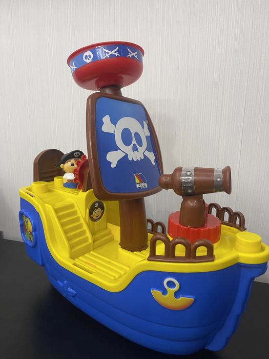 Корабель піратів великого розміру а колесах