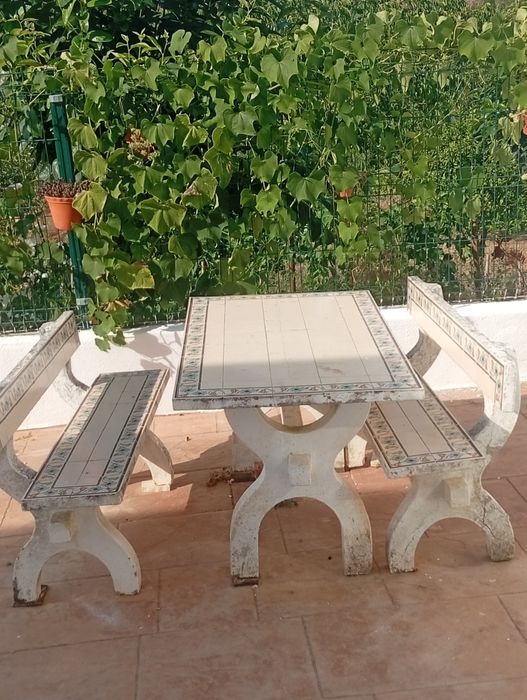 Mesa em pedra e azulejos