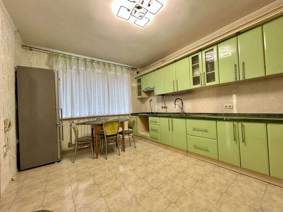 Продам будинок з гаражем і укриттям в центрі Бучі