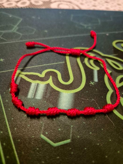 Bransoletka, czerwona nitka, amulet