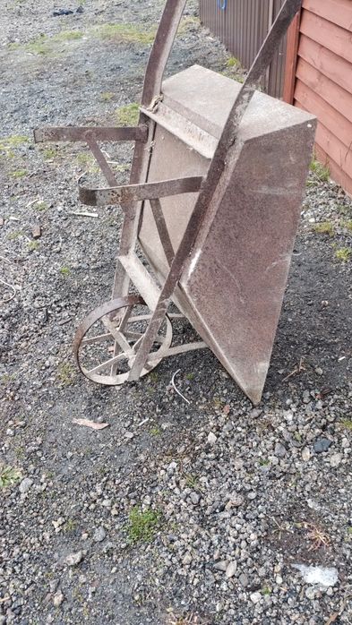 Zabytkowe taczki metalowe