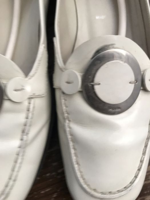 Sapatos rasos brancos Prada