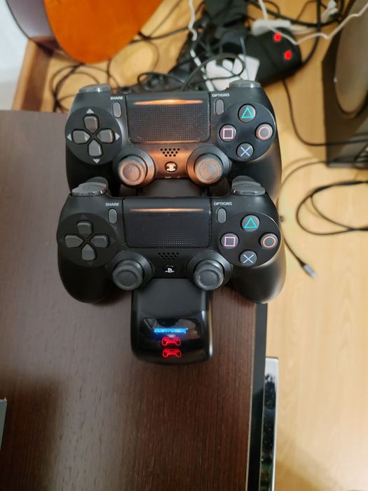 Playstation 4 Pro 1Tb + Disco 1Tb + 5 jogos + 2 comandos