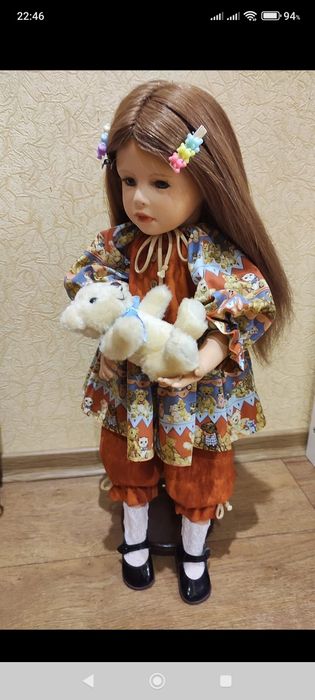 Кукла фарфоровая