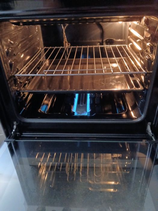 Vendo fogão Indesit, com 4 bocas a gás,  forno a gás com grill elétrico.  Como novo.