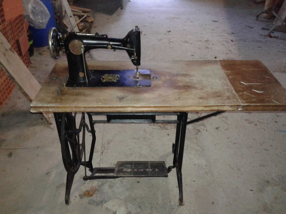 Máquina de costura Singer antiga!
