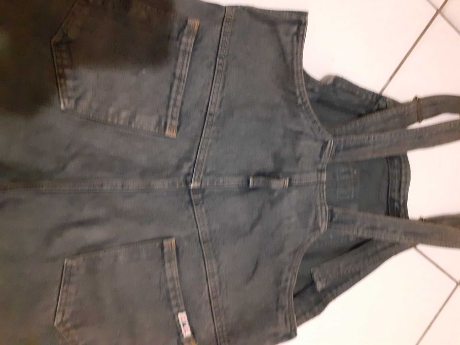 Czarne ogrodniczki jeansowe