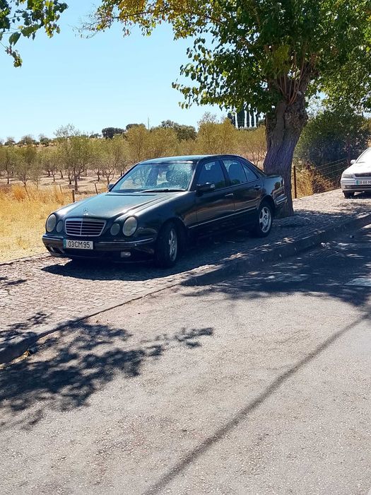 Um carro  Mercedes