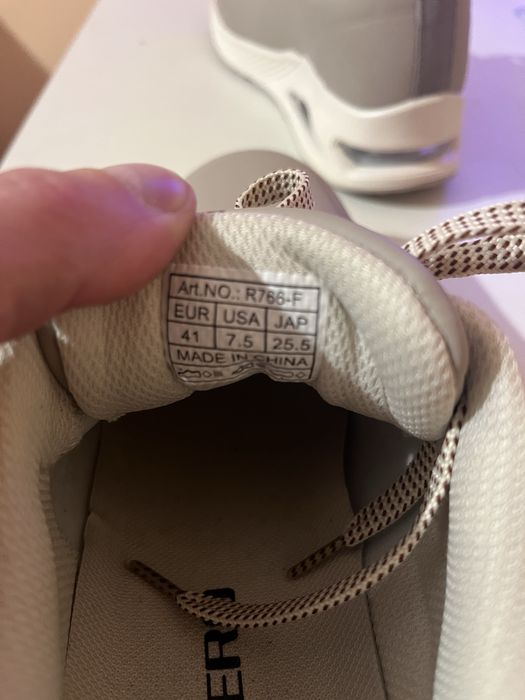 Продам кросівки жіночі