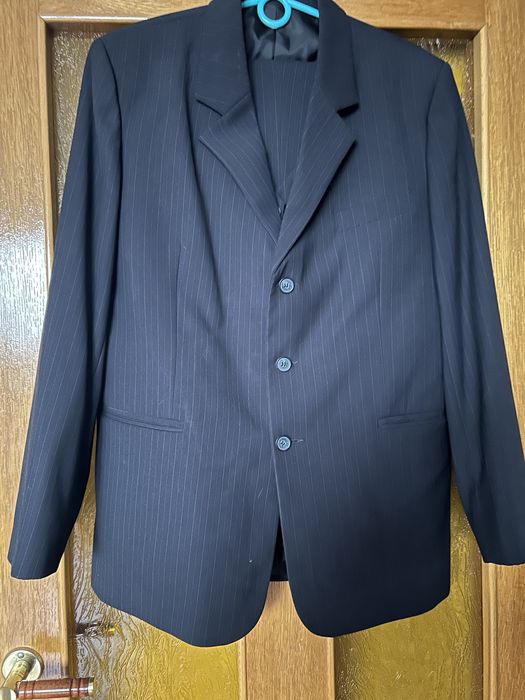 Garnitur męski czarny w delikatne paski