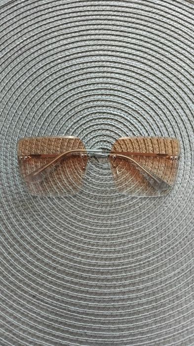 Bezramkowe okulary przeciwsłoneczne.