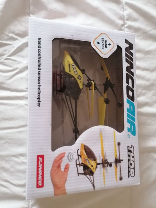 Helicóptero controlado com a mão423647486978314240
