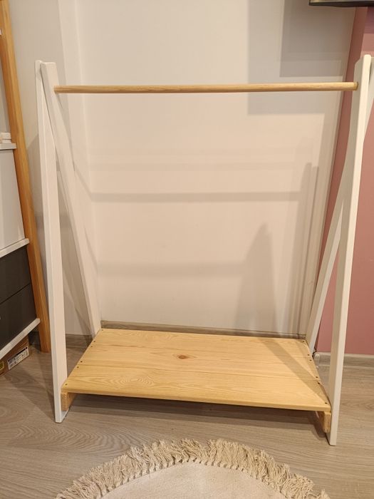 Stojak drewniany na ubrania.