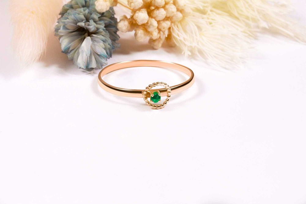Кольцо из красного золота с изумрудом