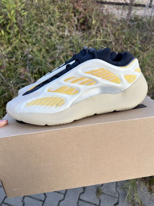 adidas Yeezy 700 V3 Safflower buty żółte niskie 46 2/3