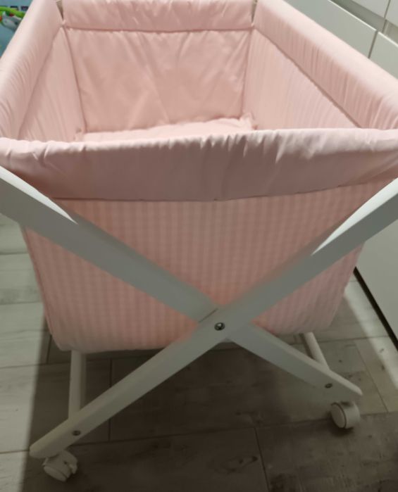 Berço de bebé com rodas
