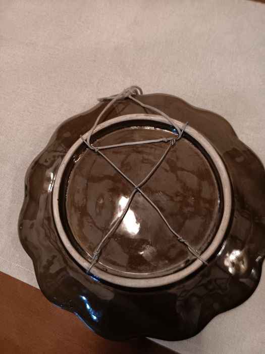 Prato  decorado com rosas em relevo