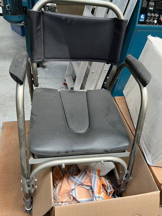 Cadeira com sanita nova