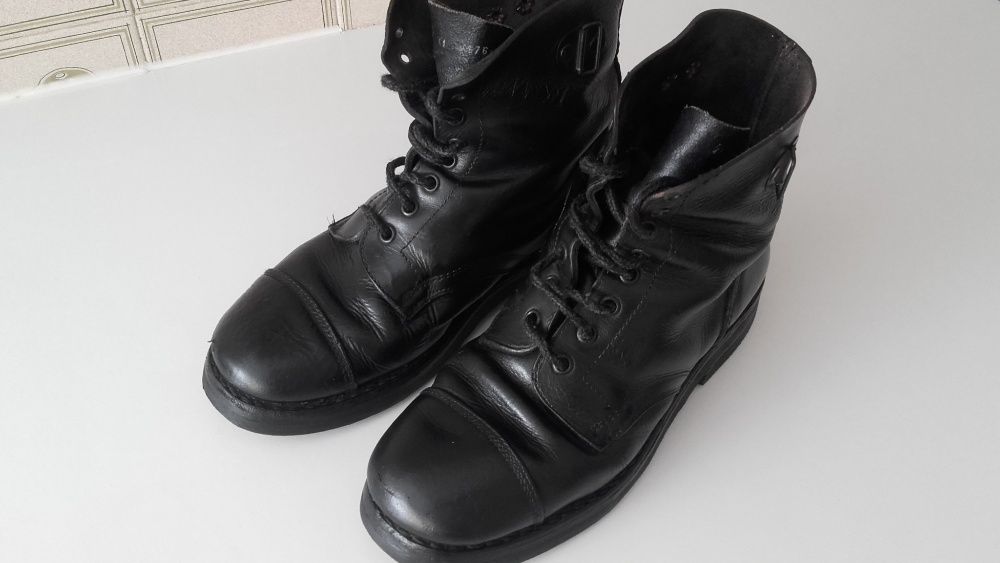 Botas da tropa em pele
