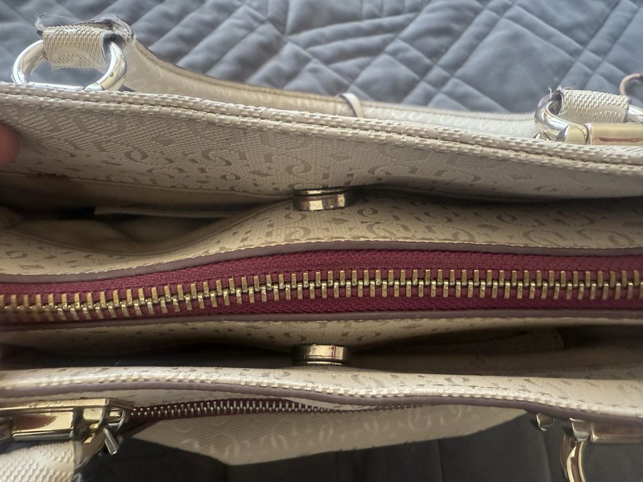 Kremowa torebka Guess