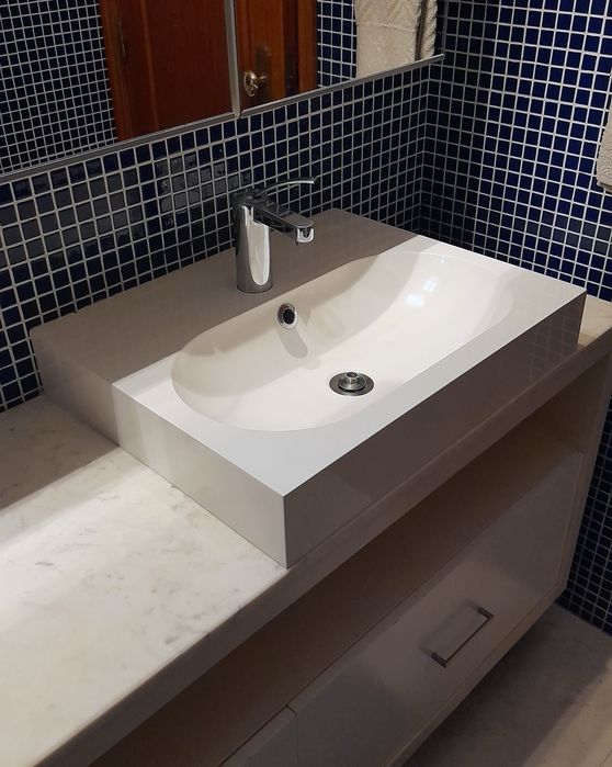 Conjunto lavatório e bancada de quarto de banho