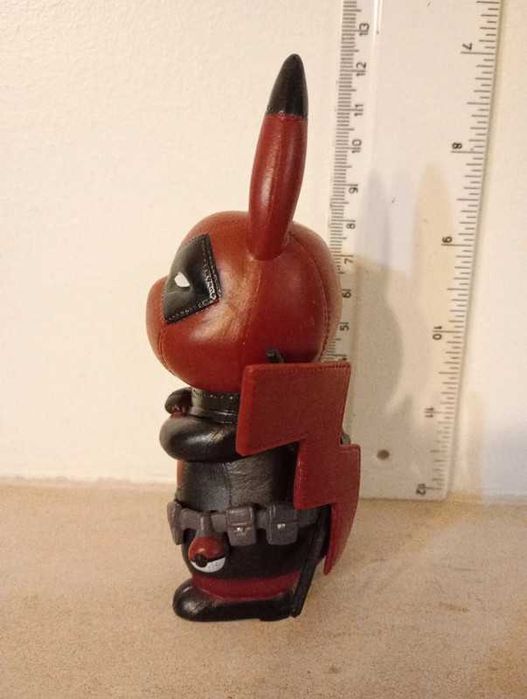 Pikachu vestido de deadpool