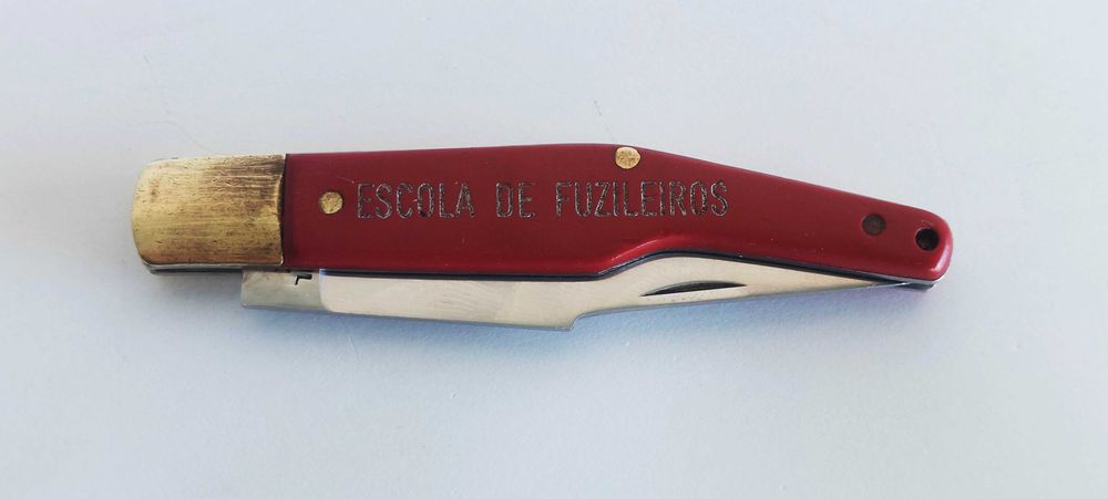 Canivete de fabrico nacional com a inscrição Escola de Fuzileiros