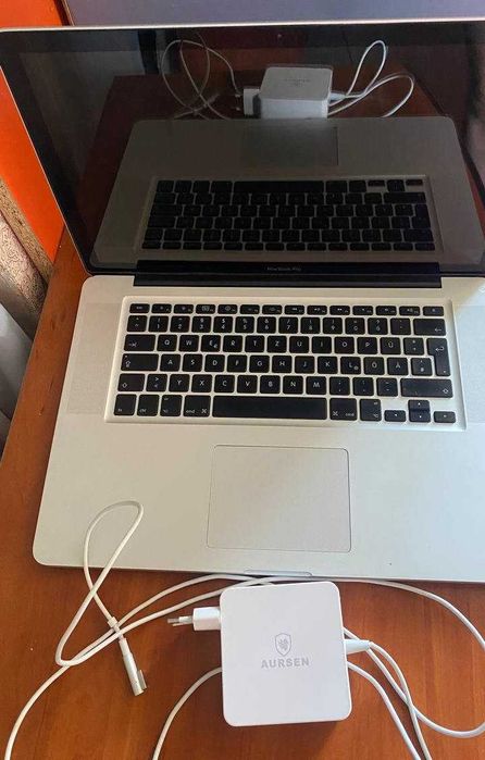 MacBook Pro 15 (Core 2 Duo / 8GB RAM / 250GB SSD) + Зарядка | Windows 10