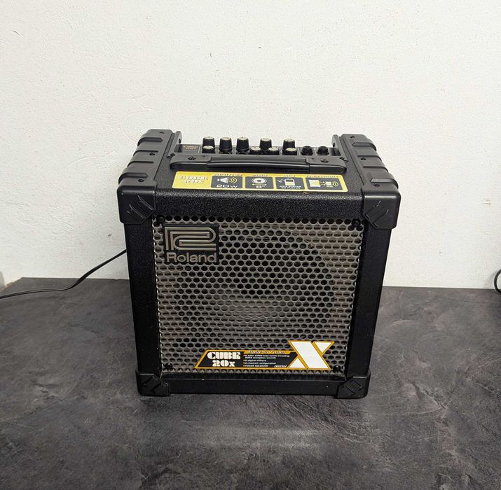 Гітарний комбопідсилювач Roland Cube 20X.