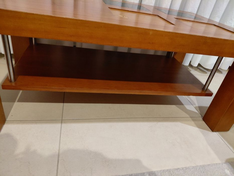 Mesa de centro de madeira usada.