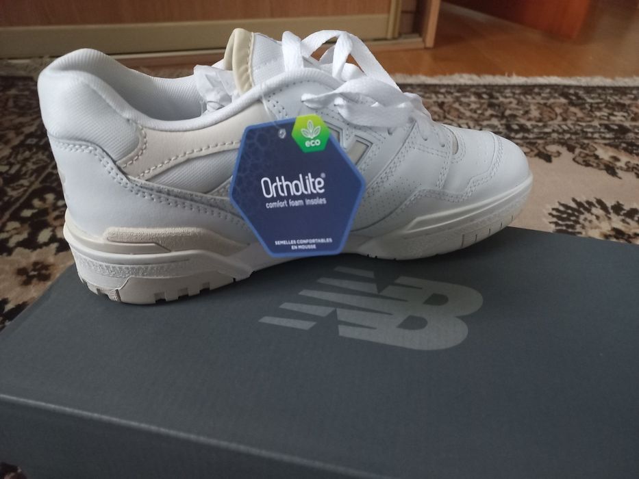 Білі кросівки New Balance